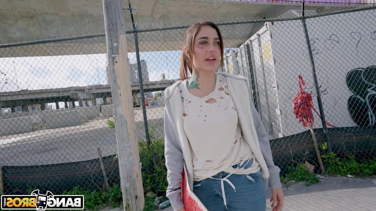 20P A morena safada Chanel Brooks faz sexo hardcore com um estranho em seu carro