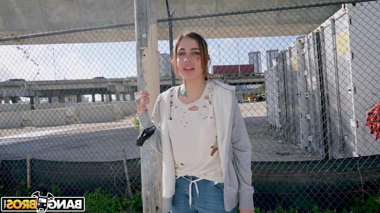20P A morena safada Chanel Brooks faz sexo hardcore com um estranho em seu carro