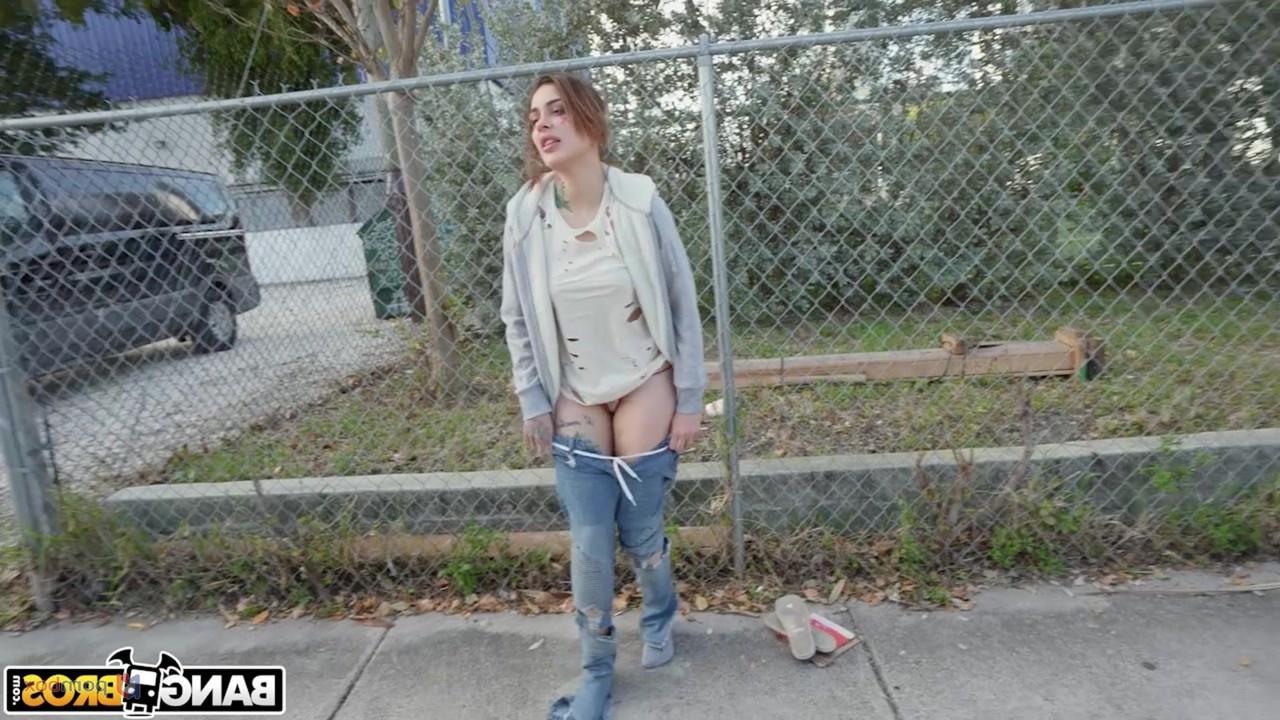 20P A morena safada Chanel Brooks faz sexo hardcore com um estranho em seu carro