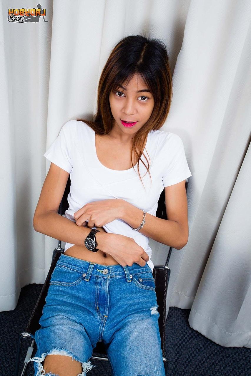 16P Pequena travesti Min abre seu buraco de amor anal apertado e mostra seu pau ereto
