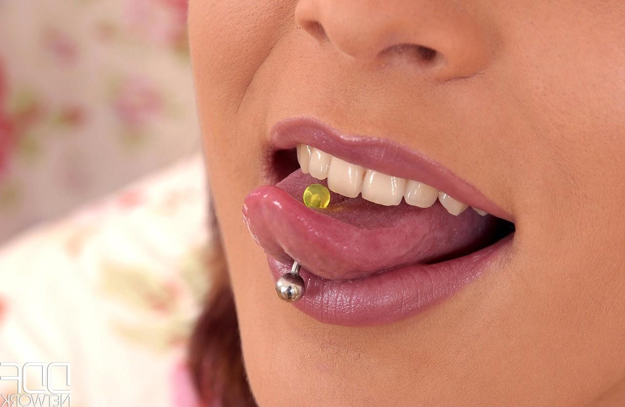 20P Das hübsche Babe Nelly zieht ihren BH und ihre Unterwäsche aus und streichelt ihre Muschi in einem Solo