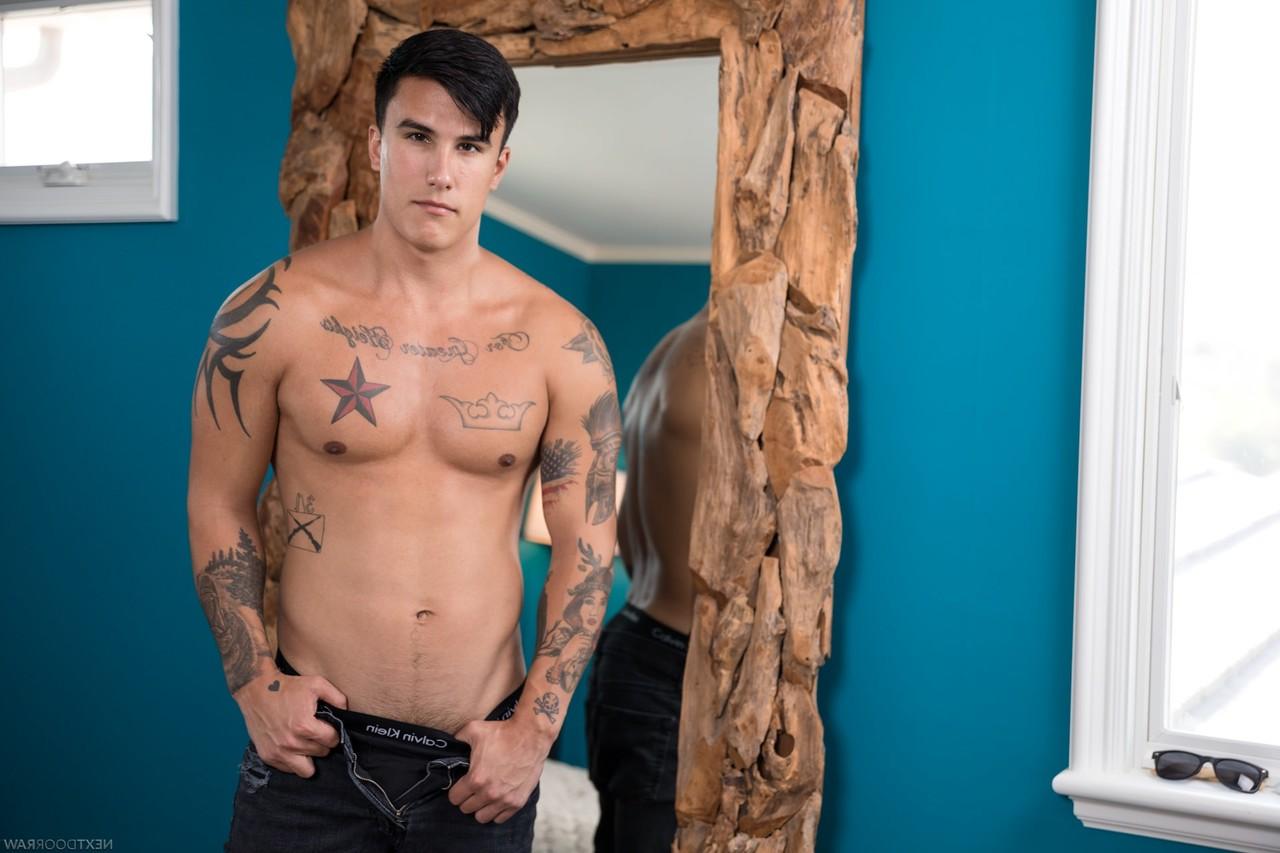 20P Garanhões tatuados Johnny Hill e Trevor Miller batem na bunda um do outro
