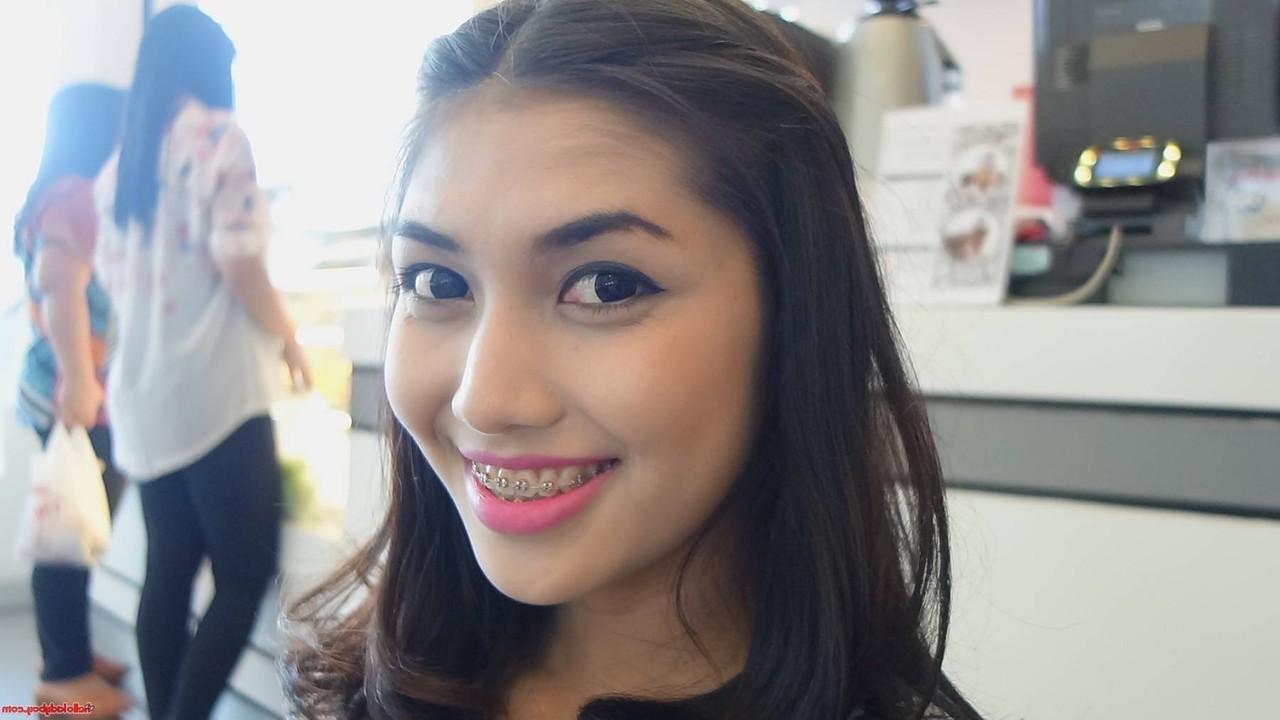 20P Impressionante travesti asiática Wine posa sedutoramente no restaurante