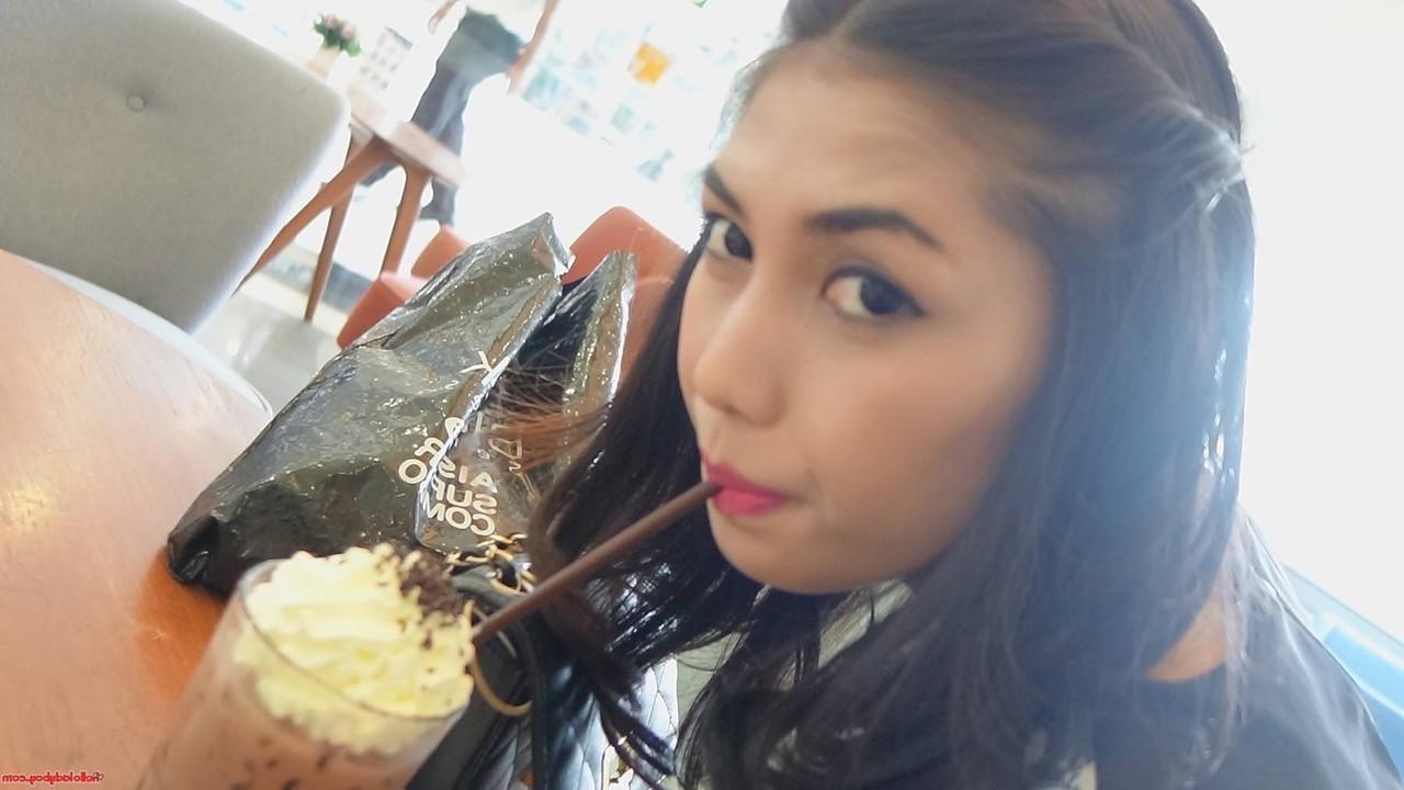 20P Impressionante travesti asiática Wine posa sedutoramente no restaurante