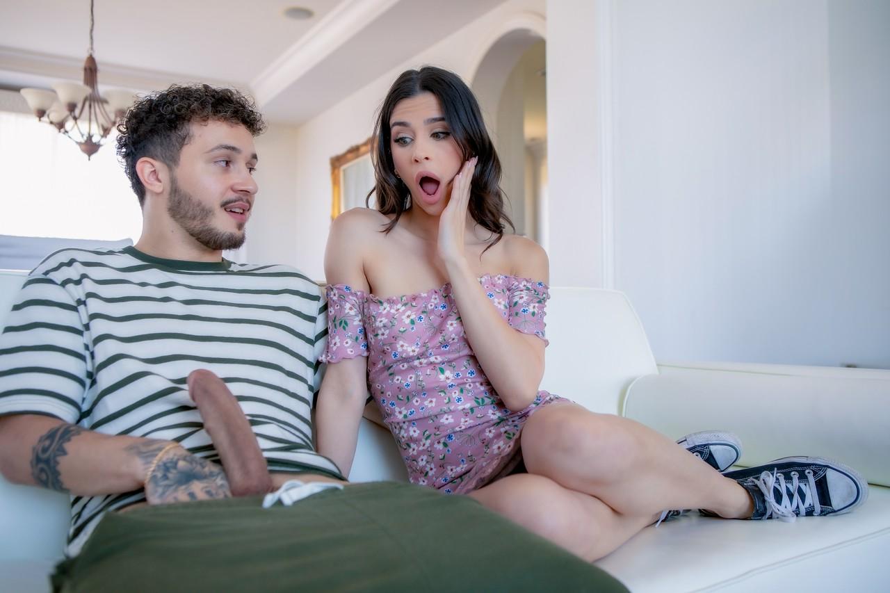 12P A adolescente morena sexy Kylie Rocket leva uma gozada nos peitos depois de uma foda