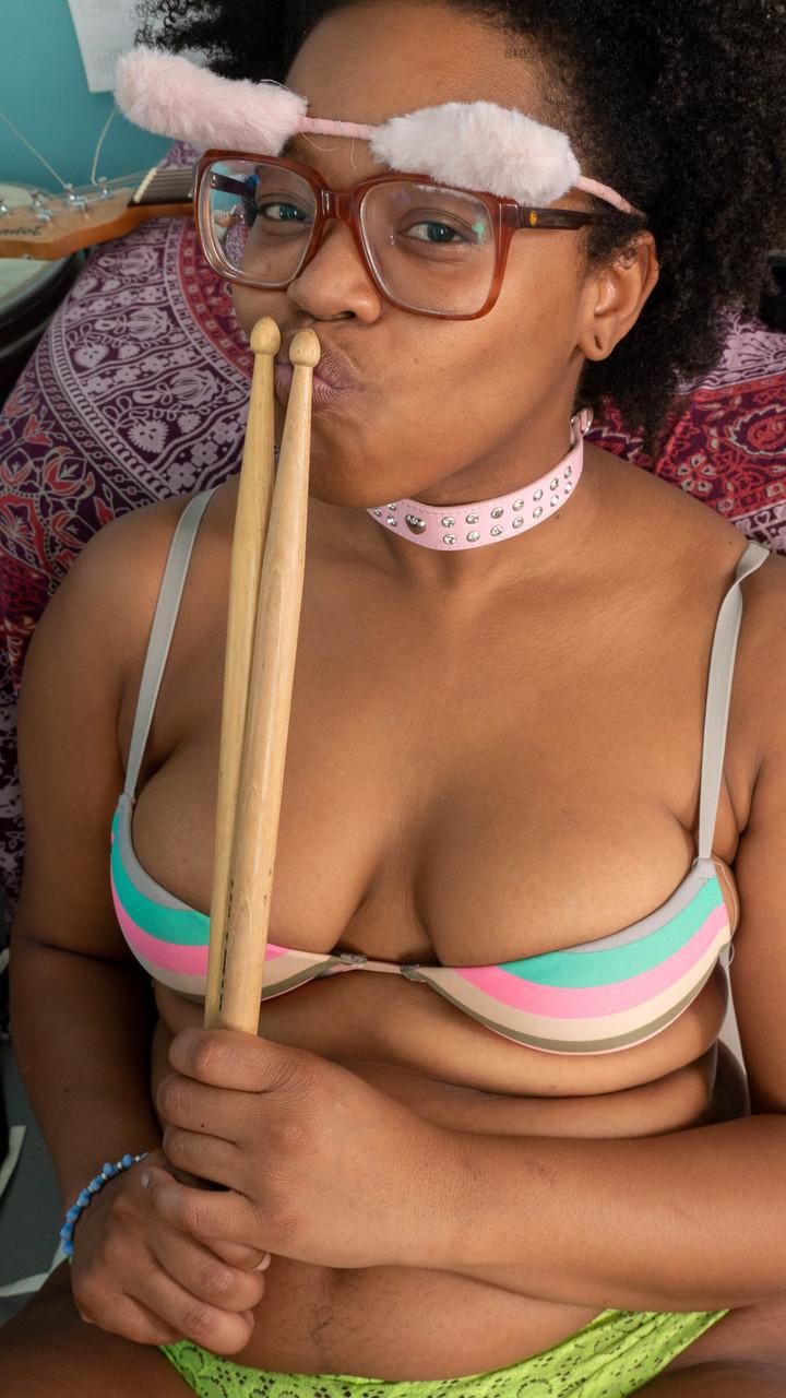 17P Músico negro nerd com cabelos cacheados gosta de demonstrar buceta peluda