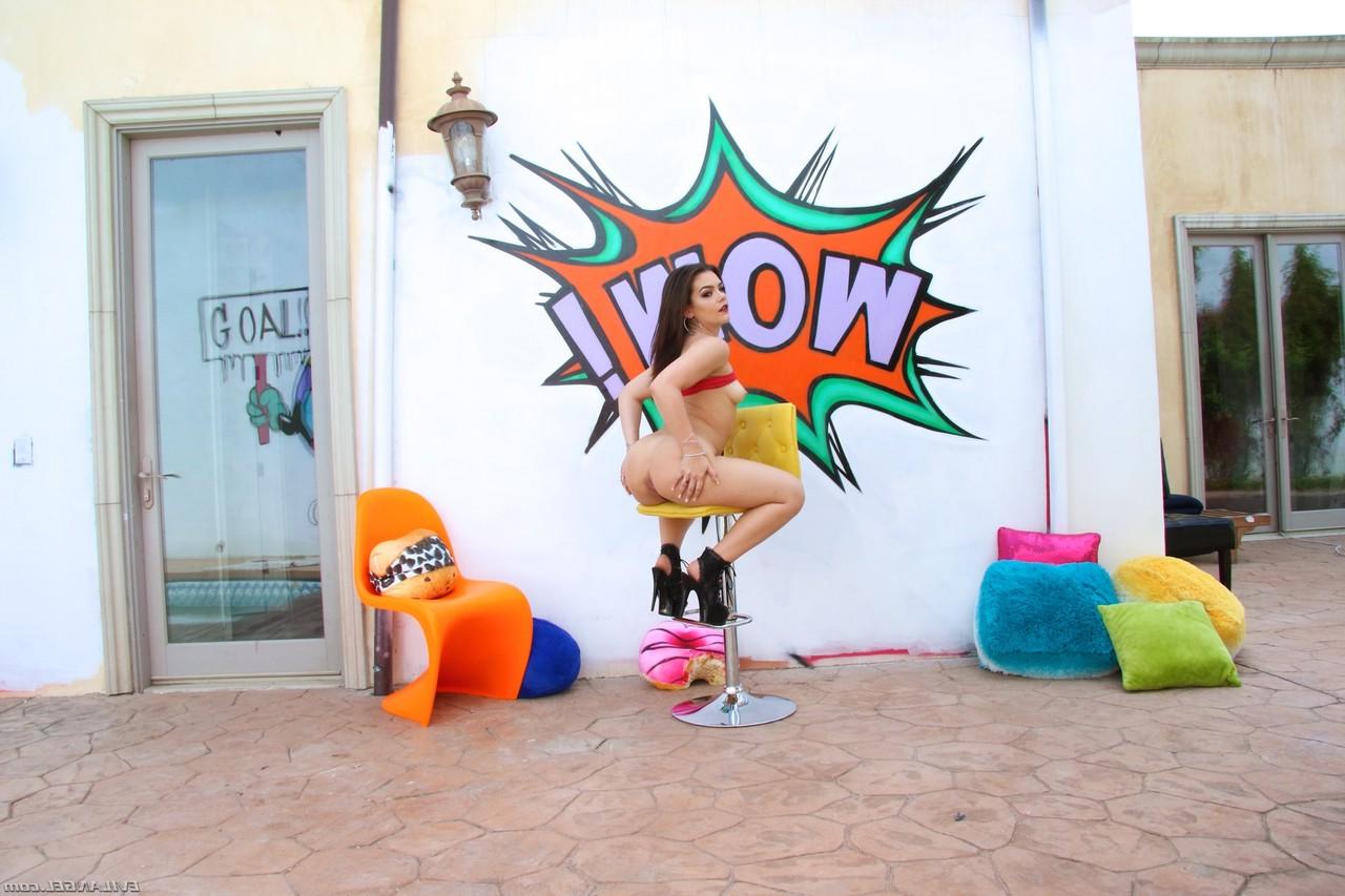 17P A latina gostosa Kimber Woods exibe sua bunda robusta e a espalha ao ar livre