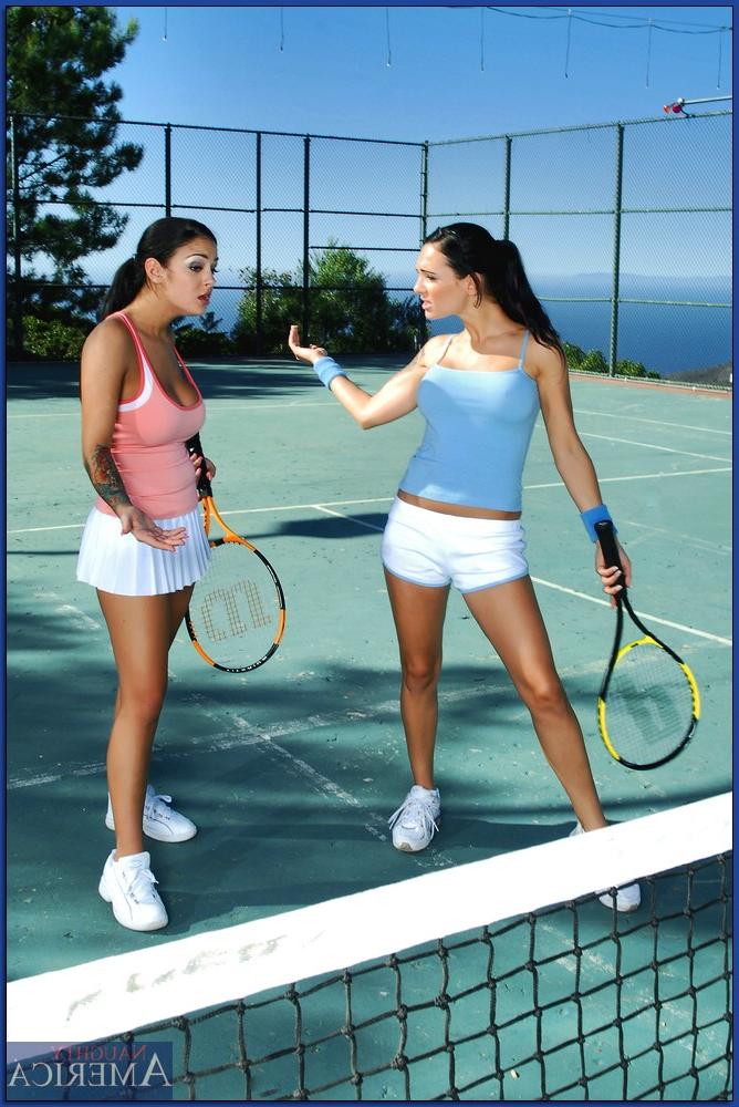 20P Tres estrellas porno morenas cachondas con grandes tetas comparten una polla después de un partido de tenis