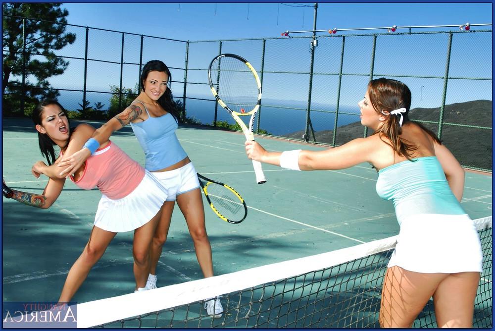 20P Tres estrellas porno morenas cachondas con grandes tetas comparten una polla después de un partido de tenis