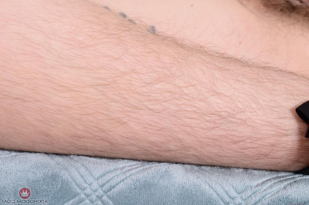 20P Une blonde amateur tatouée et salope montre sa chatte poilue et son clitoris en gros plan