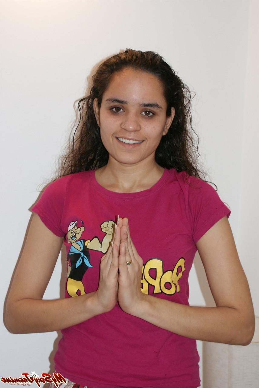 12P Chica india solitaria revela su sujetador mientras se cambia de ropa
