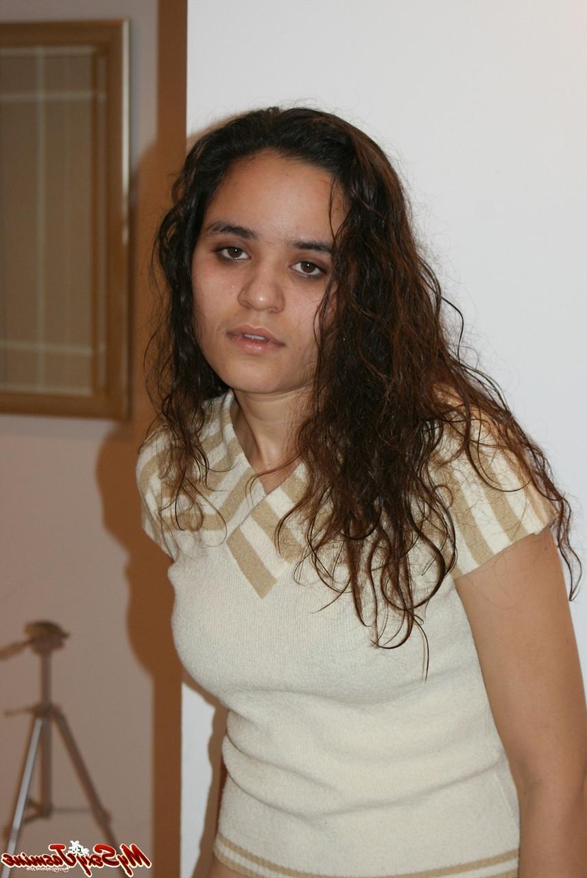 12P Chica india solitaria revela su sujetador mientras se cambia de ropa