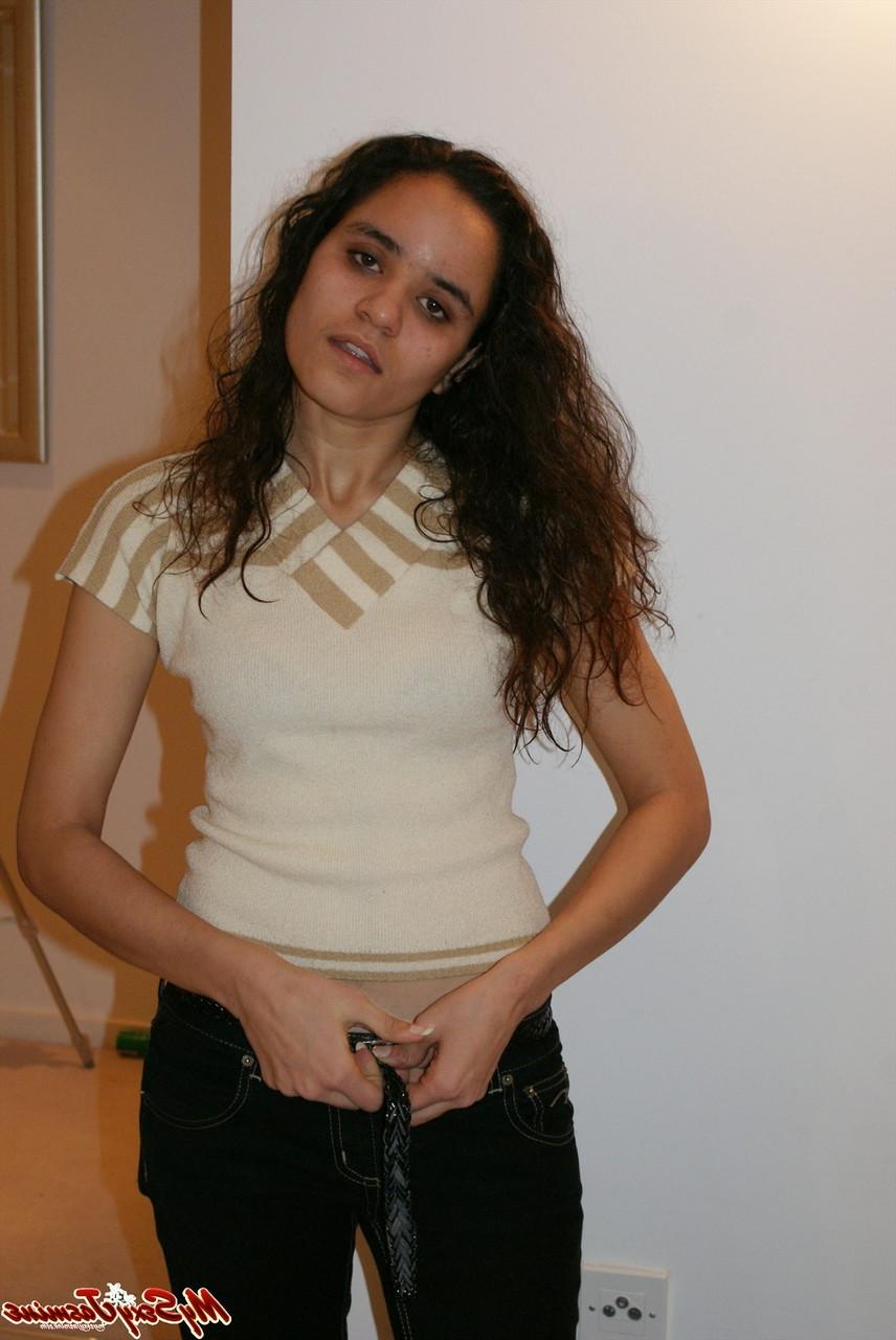 12P Chica india solitaria revela su sujetador mientras se cambia de ropa