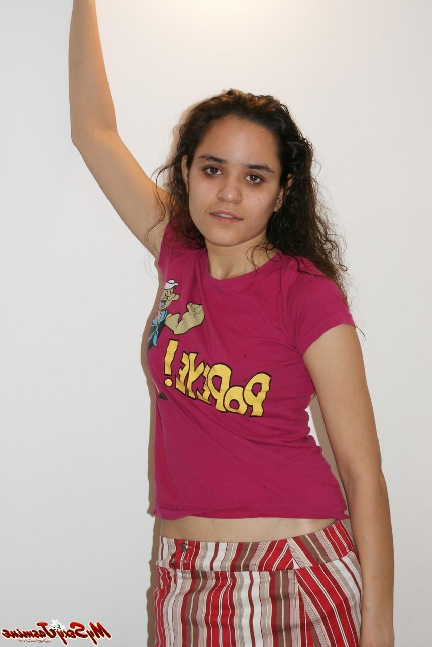 12P Chica india solitaria revela su sujetador mientras se cambia de ropa