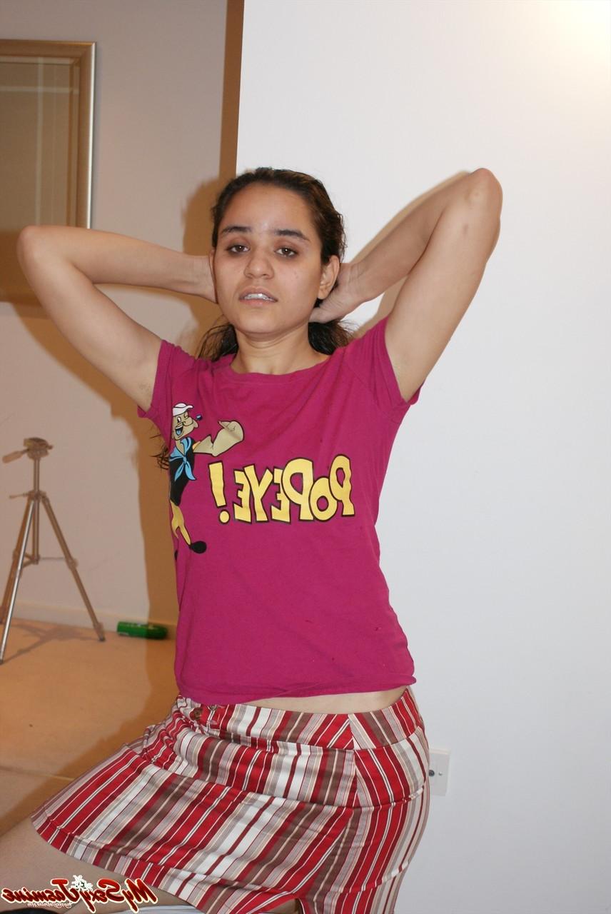 12P Chica india solitaria revela su sujetador mientras se cambia de ropa