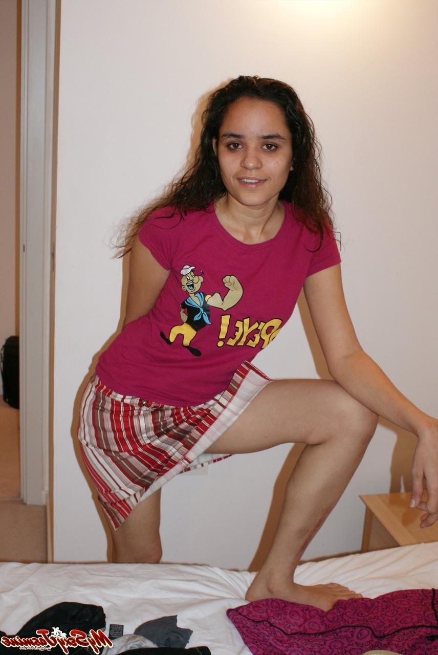 12P Chica india solitaria revela su sujetador mientras se cambia de ropa