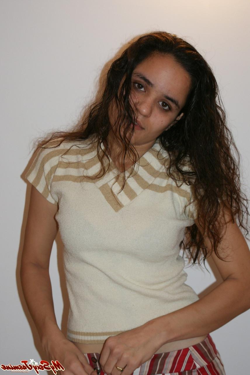12P Chica india solitaria revela su sujetador mientras se cambia de ropa