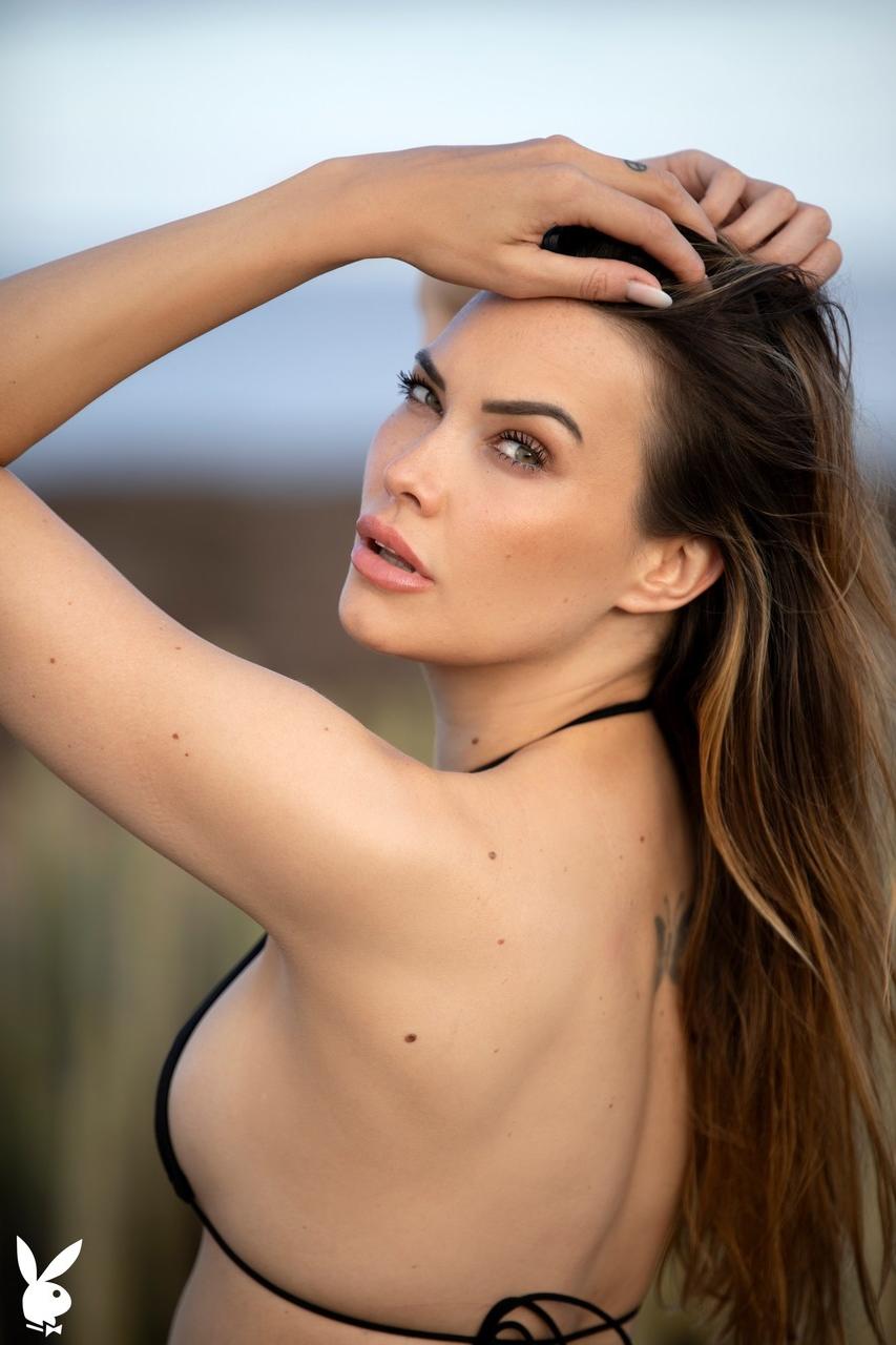 20P A linda gata Jasmin mostra seu grande saque ao ar livre enquanto está completamente nua