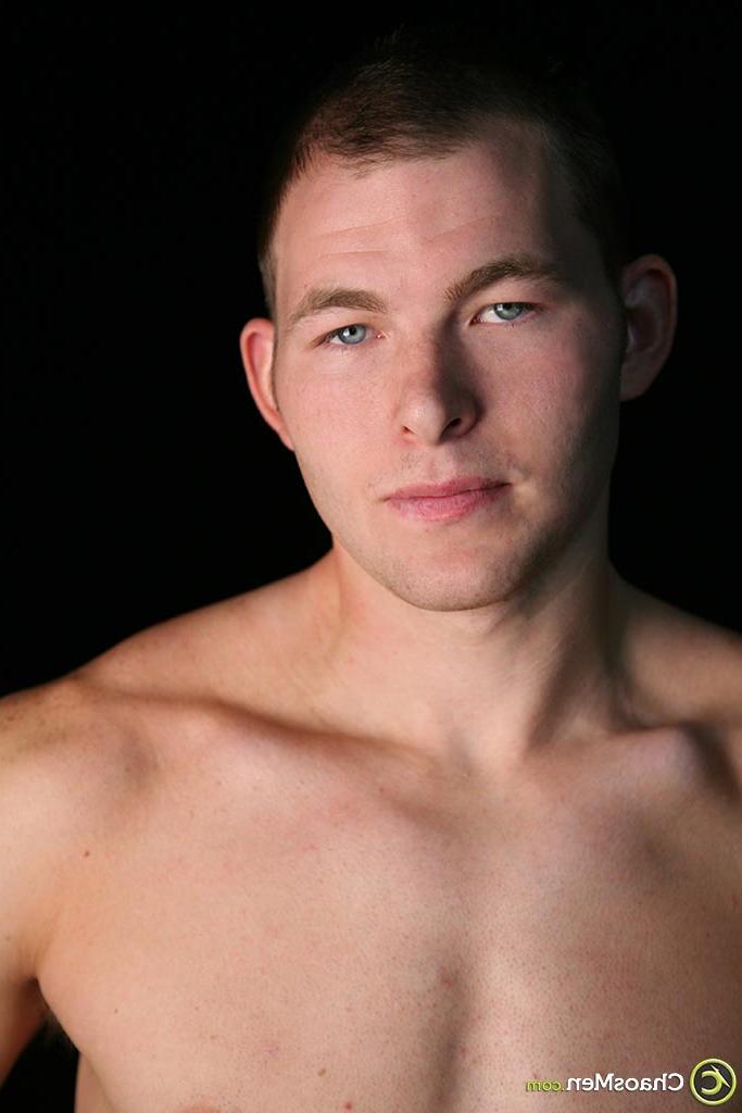 20P Tex gay sexy de cabelos curtos mostra seu pau duro e posa nu em um sofá