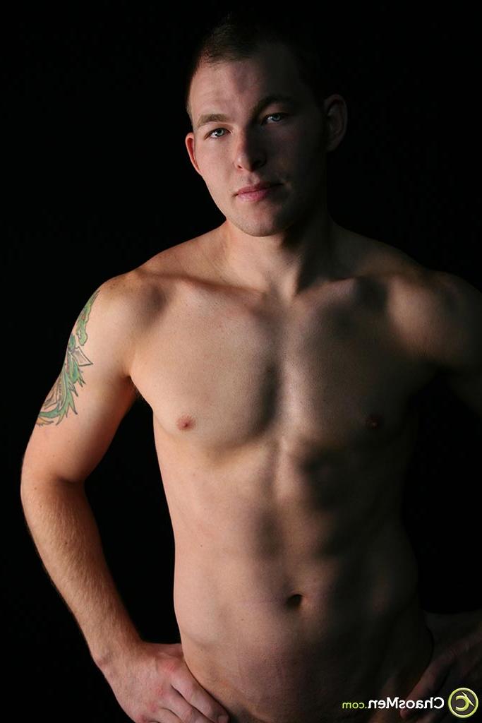 20P Tex gay sexy de cabelos curtos mostra seu pau duro e posa nu em um sofá