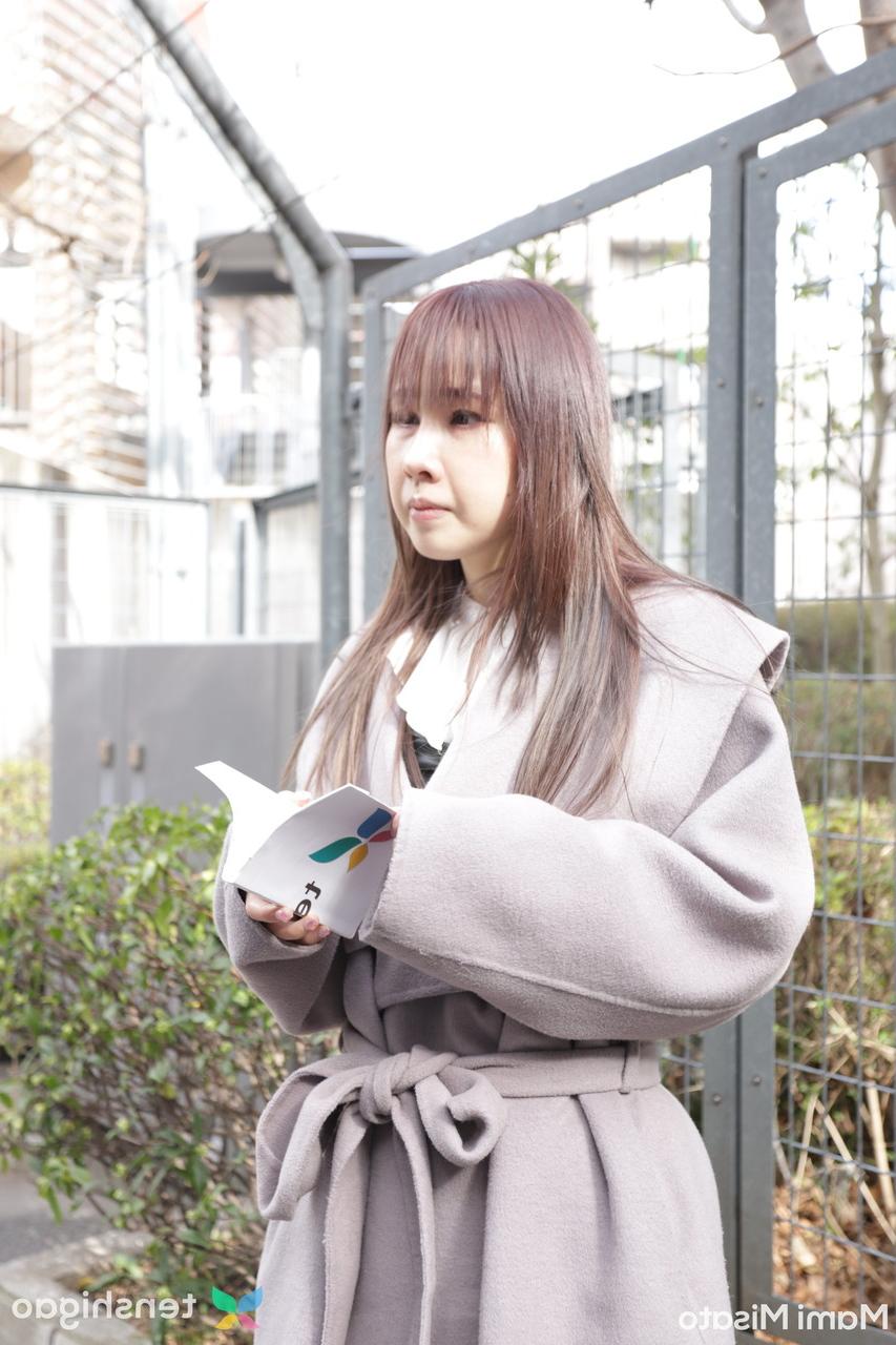 20P La joven japonesa Mami Misato hace alarde de sus pequeñas tetas y se la follan en acción POV