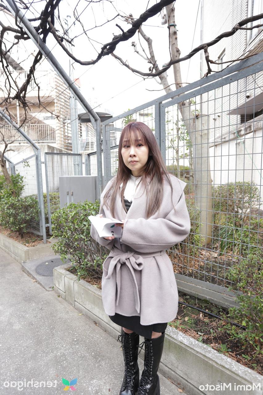 20P La joven japonesa Mami Misato hace alarde de sus pequeñas tetas y se la follan en acción POV