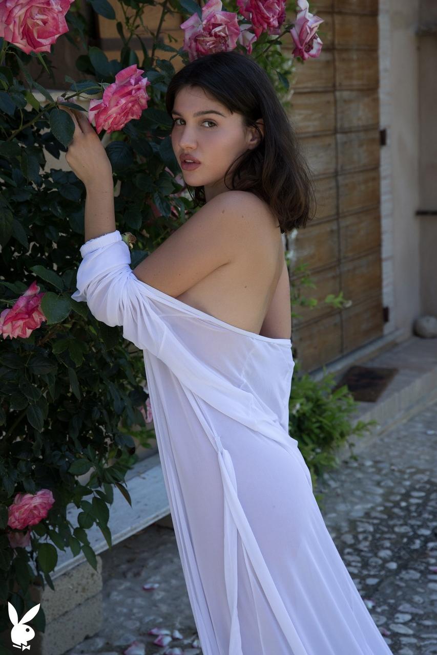 20P Die glamouröse Schönheit Laura Devushcat wäscht ihren gebräunten Körper im Freien