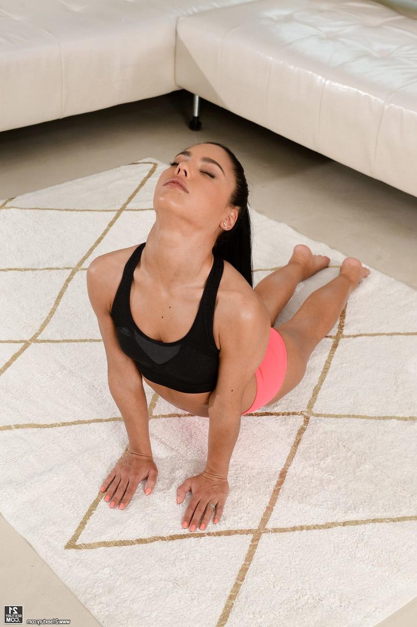 17P La flexible morena Apolonia Lapiedra mama una polla estupenda y recibe un facial