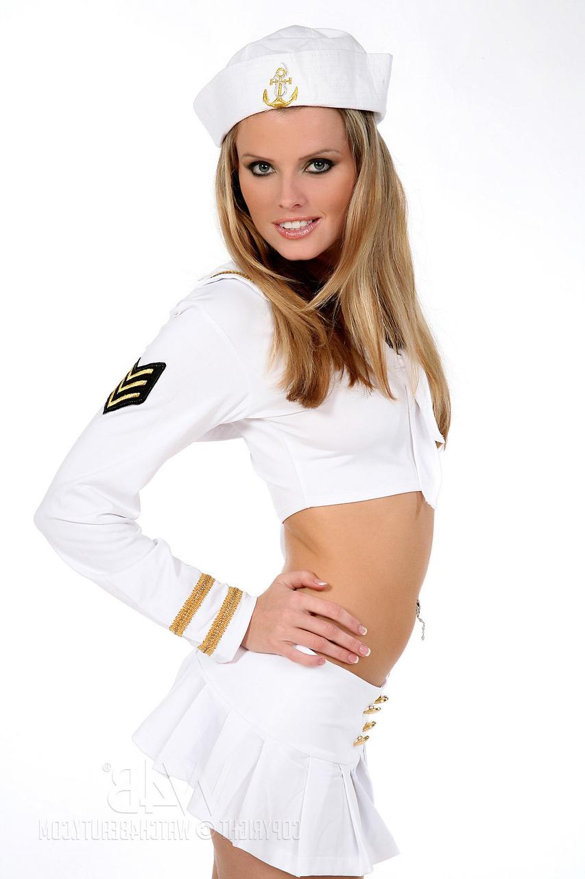 20P La hermosa joven Nikky Case posando con su uniforme de marinero y desnudándose