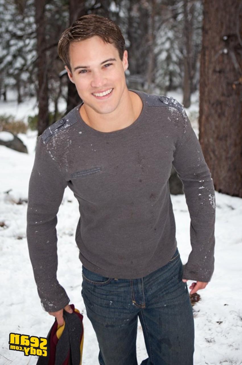 20P Les beaux sportifs Tanner, Bryce, Coleman, David, Andy et Noel baisent dans une orgie gay
