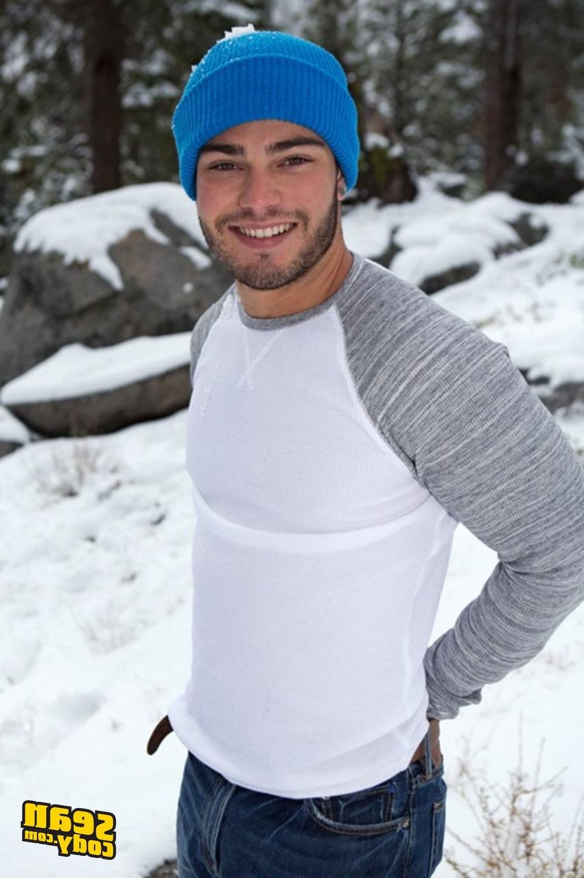20P Les beaux sportifs Tanner, Bryce, Coleman, David, Andy et Noel baisent dans une orgie gay