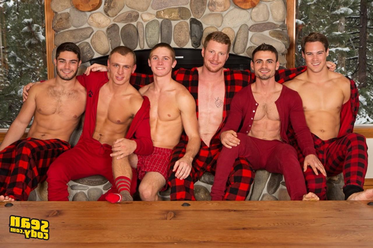 20P Les beaux sportifs Tanner, Bryce, Coleman, David, Andy et Noel baisent dans une orgie gay
