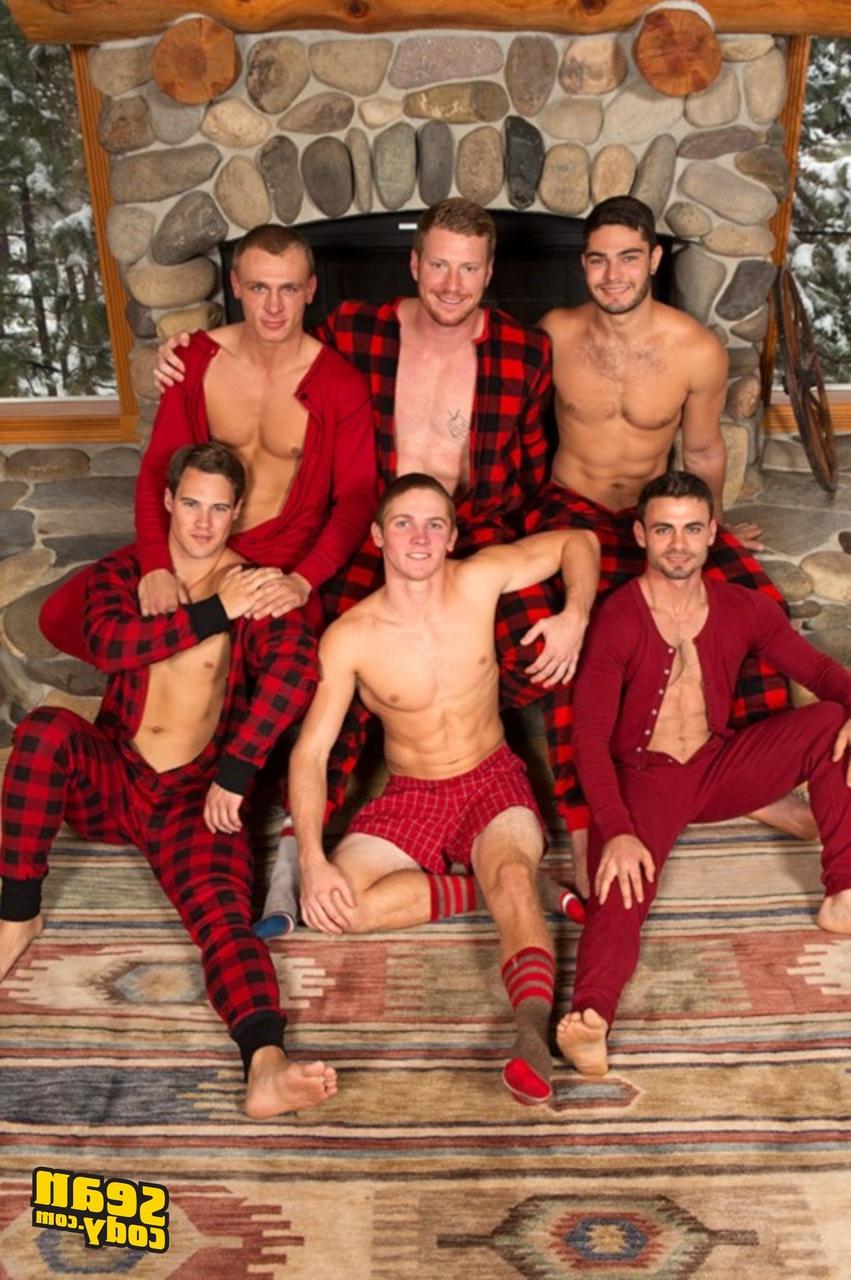 20P Les beaux sportifs Tanner, Bryce, Coleman, David, Andy et Noel baisent dans une orgie gay