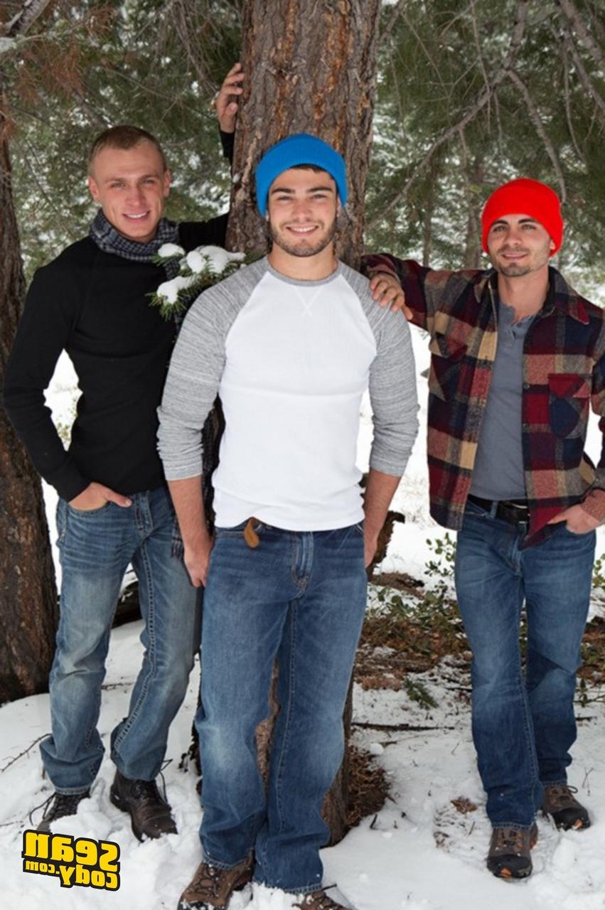 20P Les beaux sportifs Tanner, Bryce, Coleman, David, Andy et Noel baisent dans une orgie gay