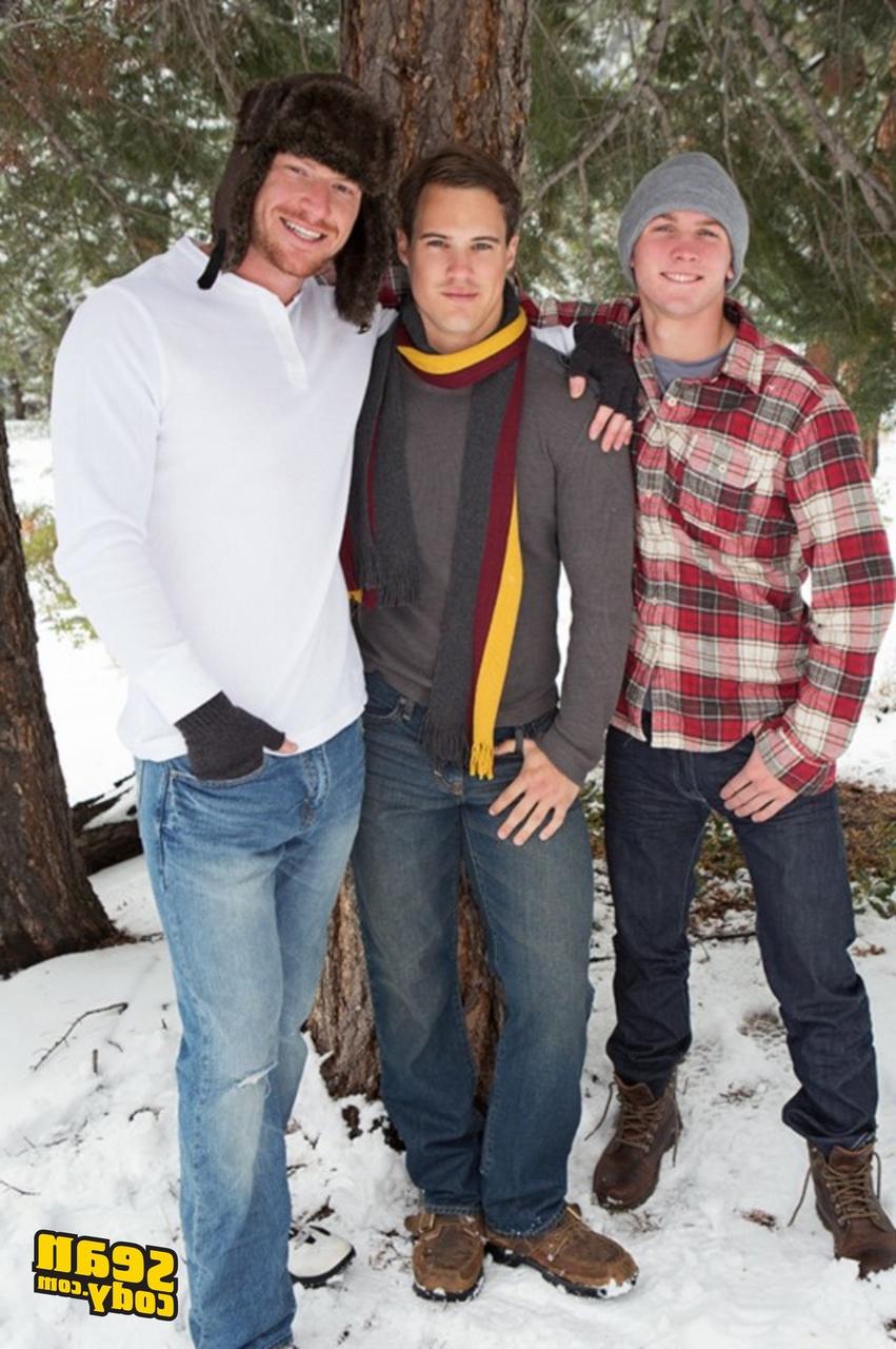 20P Les beaux sportifs Tanner, Bryce, Coleman, David, Andy et Noel baisent dans une orgie gay