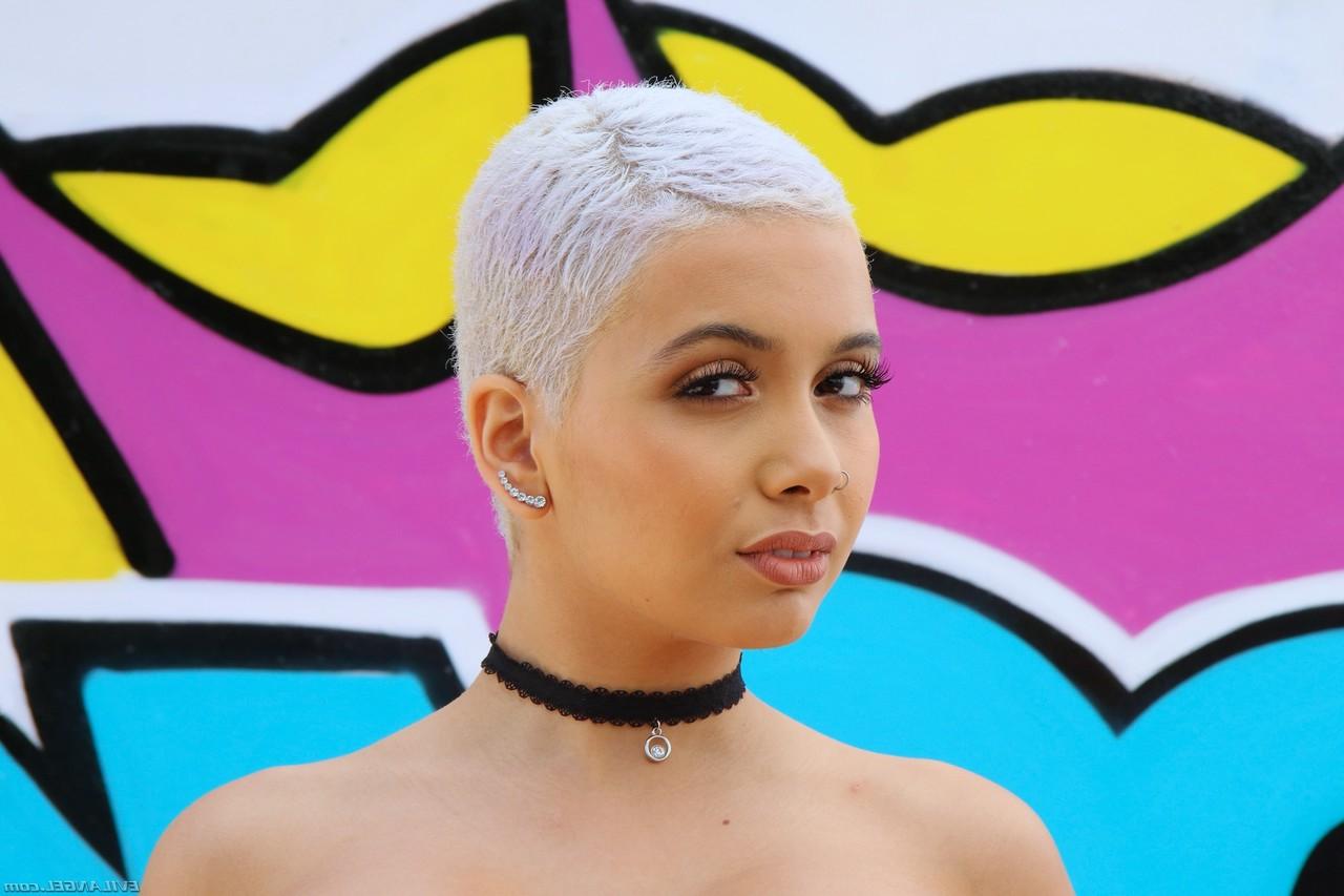 20P Die kurzhaarige blonde Teenagerin Aaliyah Hadid zieht sich aus und zeigt ihre haarige Muschi
