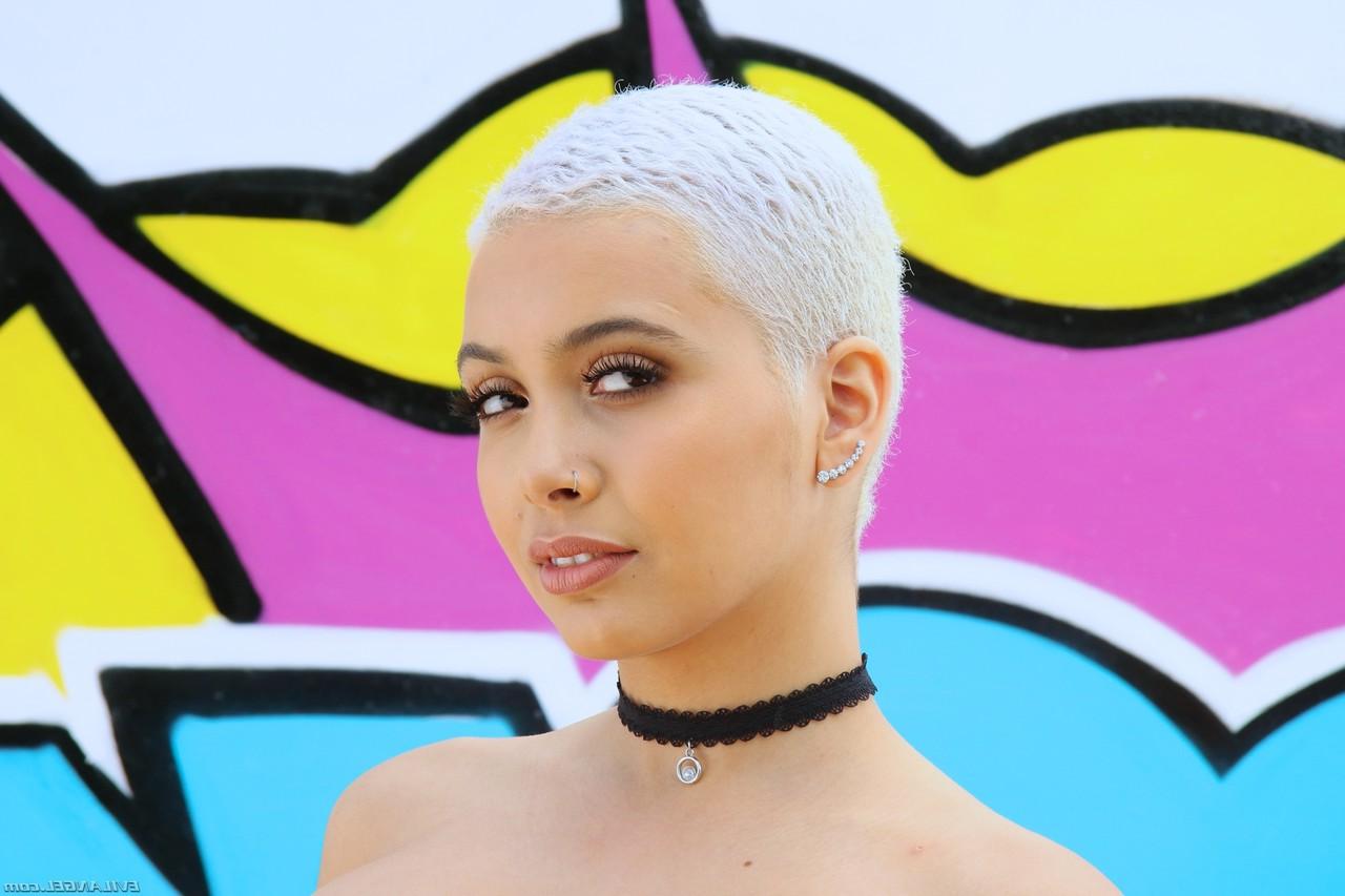 20P Die kurzhaarige blonde Teenagerin Aaliyah Hadid zieht sich aus und zeigt ihre haarige Muschi