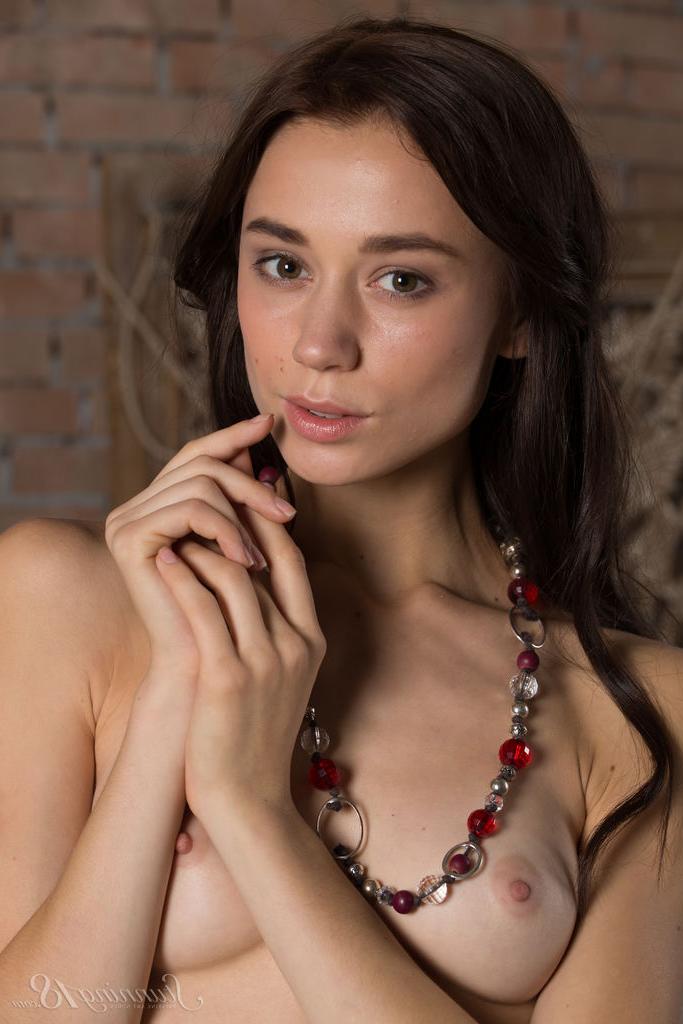 16P La morena apenas legal Valerie se desnuda totalmente de una manera tentadora