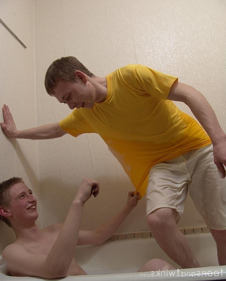 20P Os meninos gays Daniel e Foxxx se beijam e fazem sexo anal estilo cachorrinho no banheiro