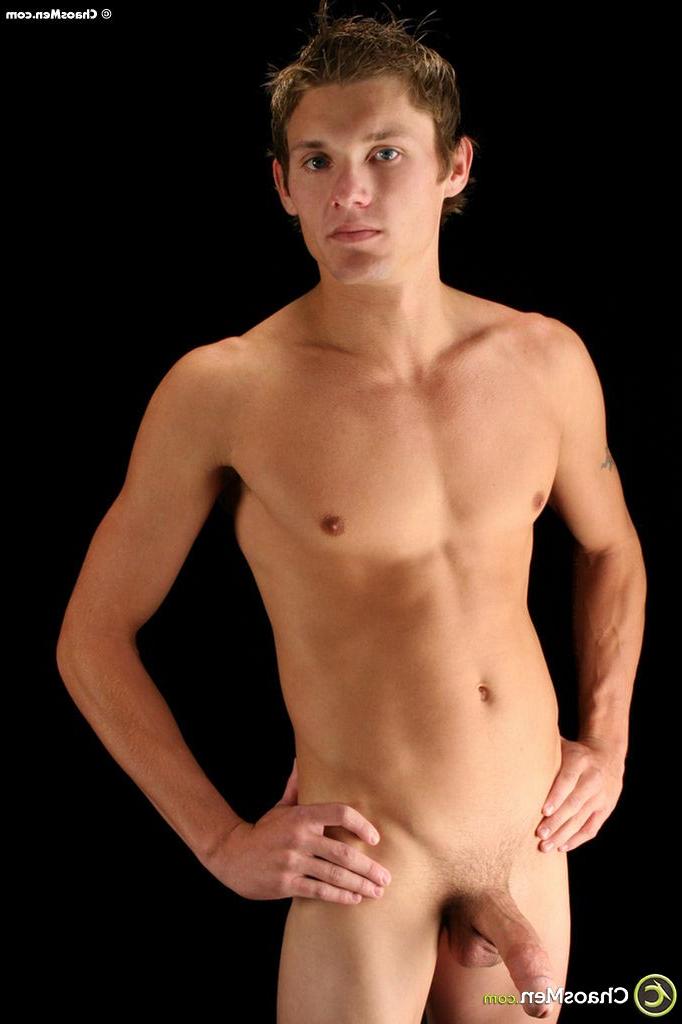 20P Tímido amador twink Kobi posando nu e se masturbando em sua compilação solo