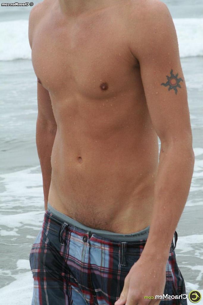 20P Tímido amador twink Kobi posando nu e se masturbando em sua compilação solo