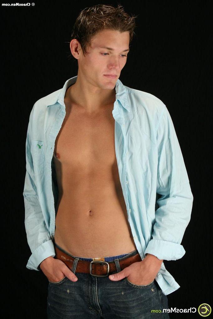 20P Tímido amador twink Kobi posando nu e se masturbando em sua compilação solo