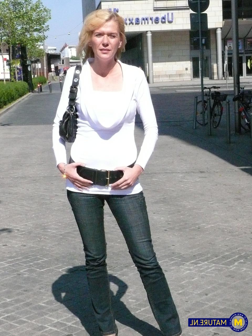 20P La MILF allemande sexy Judith se déshabille et se masturbe lors du casting.
