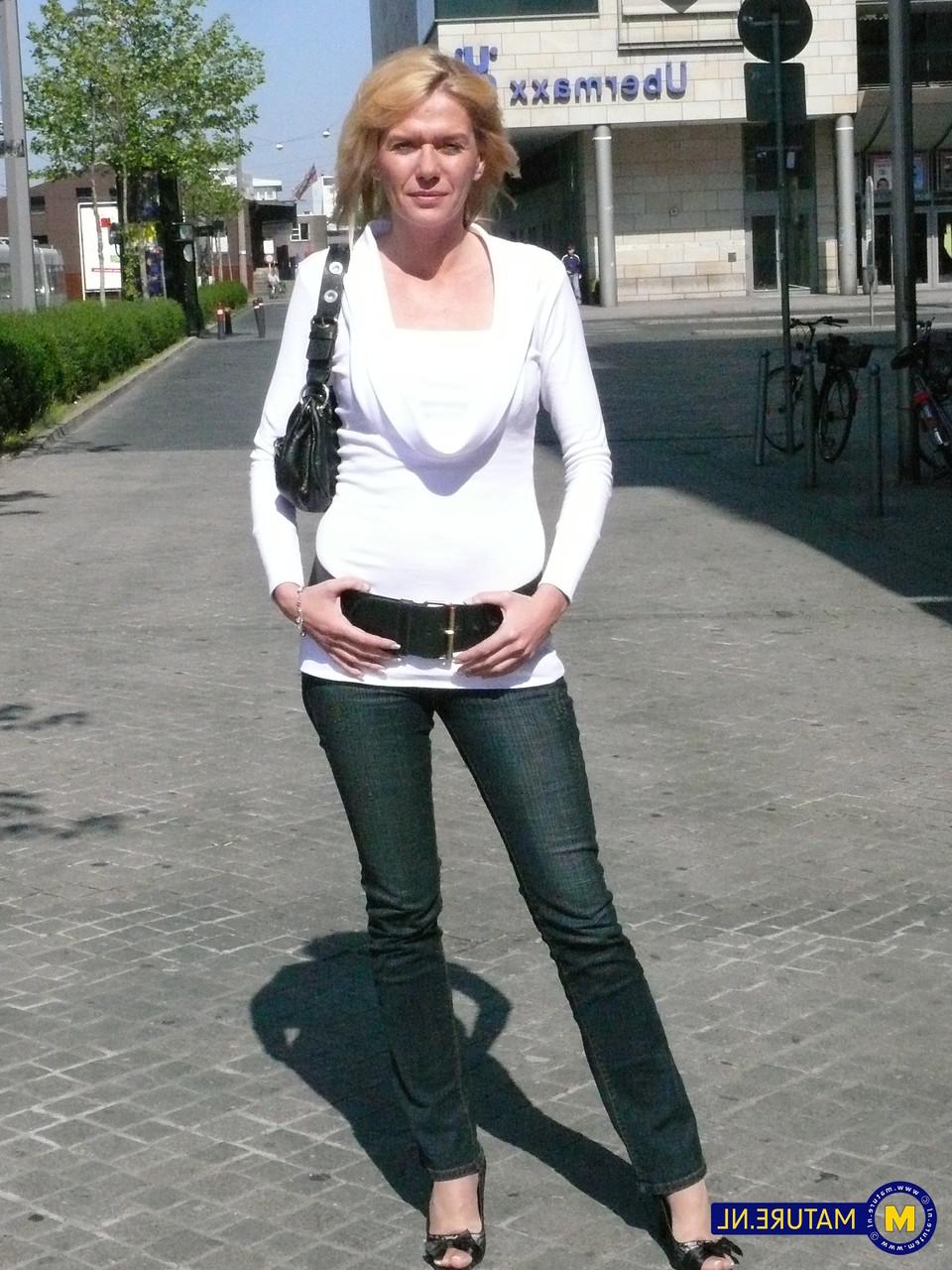 20P La MILF allemande sexy Judith se déshabille et se masturbe lors du casting.