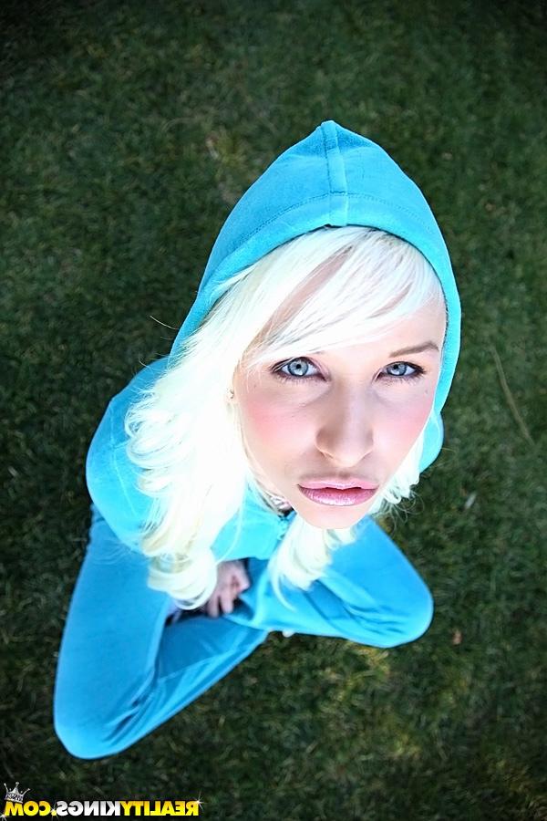 16P A loira adolescente Stevie Shae descobrindo seu corpo fodível