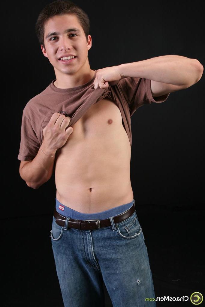 20P Vasilis, gay en chaleur, enlève sa chemise et son jean et exhibe sa bite poilue.
