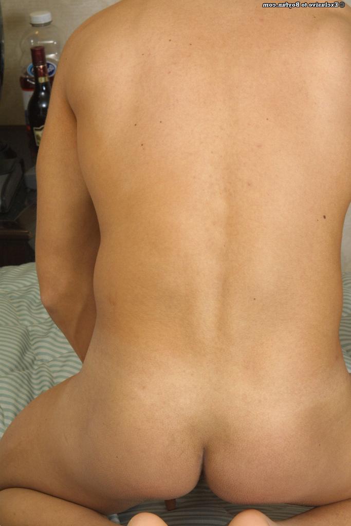 20P A loira gay fofa Damian expõe seu corpo quente e sacode sua ereção