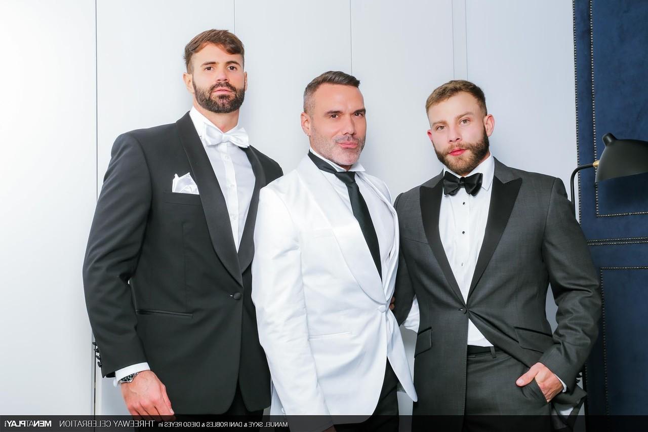 20P Homens gays pendurados Manuel Skye, Diego Reyes e Dani Robles fazem um trio anal selvagem