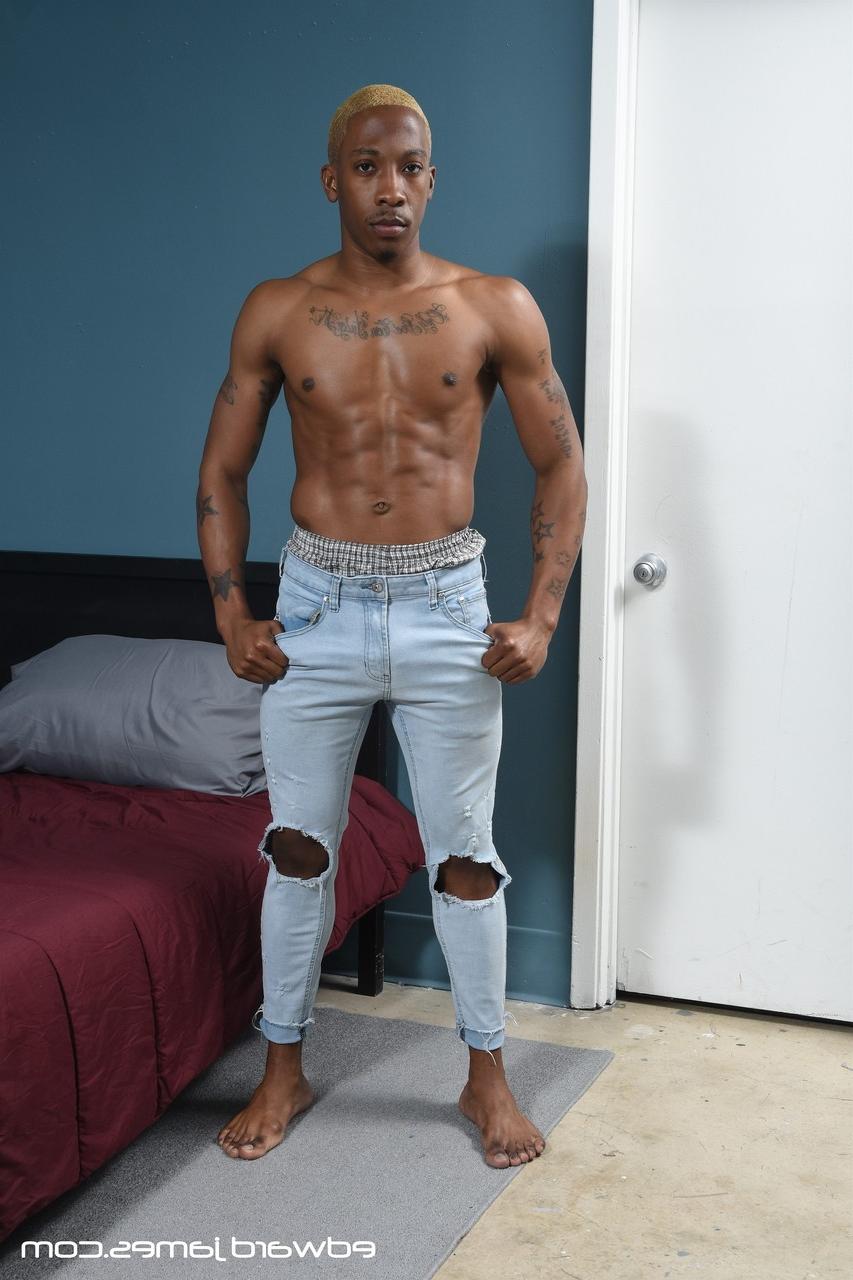20P Tíos gays negros musculosos Debonair y Mack Daddy se follan el ojete