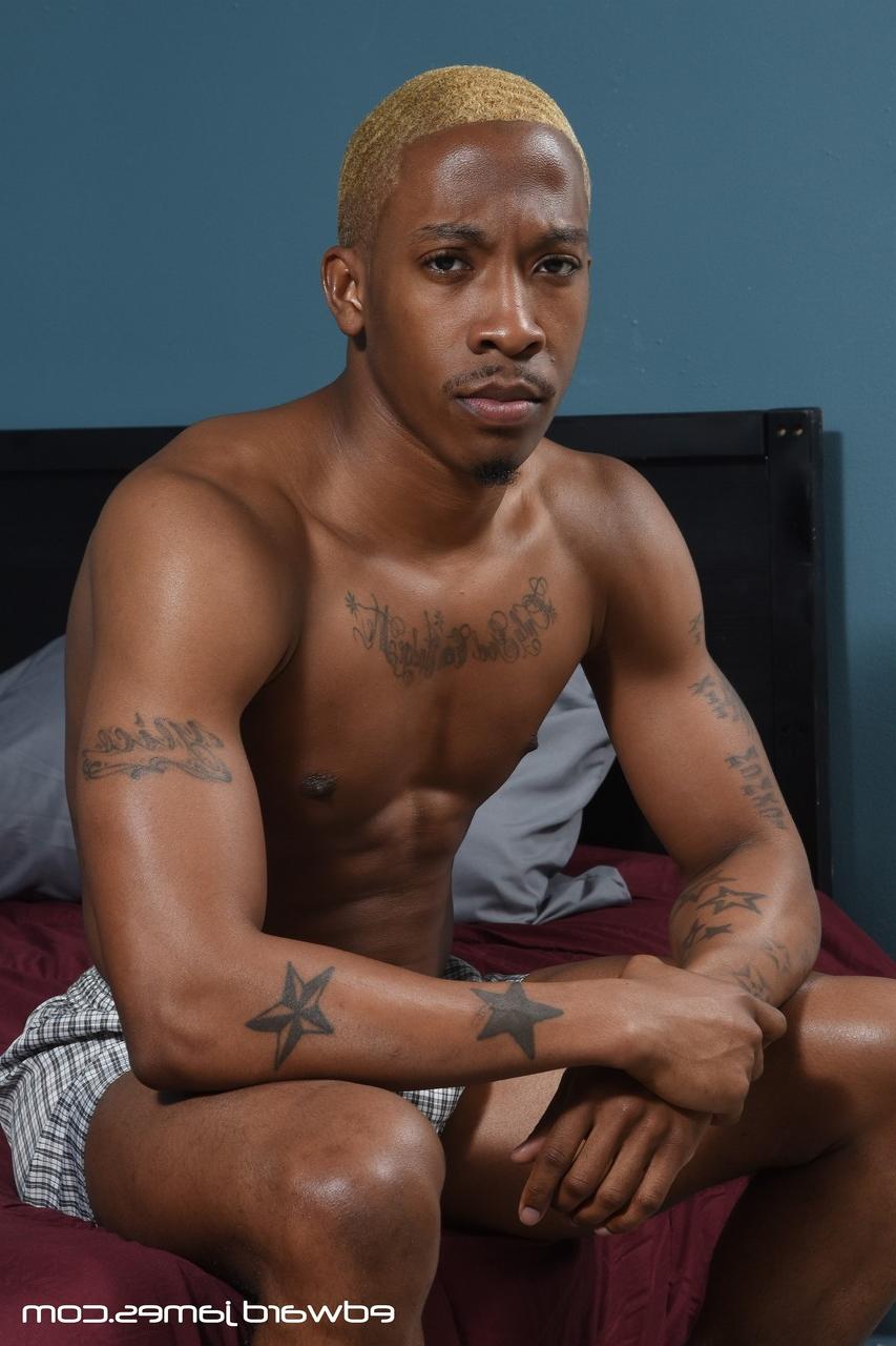 20P Tíos gays negros musculosos Debonair y Mack Daddy se follan el ojete
